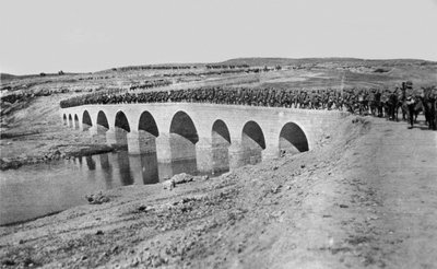 Tropas cruzando un puente, 1917 de English Photographer